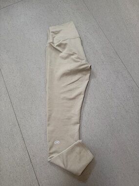 ALO Yoga Women's Leggings in Light Beige